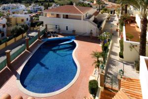 an overhead view of a swimming pool in a house at 2BR Duplex Townhouse with access to Pool - 5mn to Beach by LovelyStay in Ferragudo