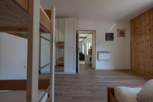 博維茨的住宿－Apartma Hči planin，一间卧室设有双层床和走廊