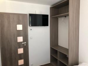 een kamer met een deur en een tv aan de muur bij Chata Relax in Bítov