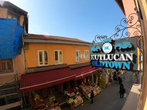 una vista aérea de una calle de la ciudad con una tienda en Kutlucan Oldtown, en Bursa