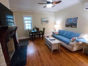 Villa Mulvey #2 في سانت أوغيستين: غرفة معيشة مع أريكة زرقاء وطاولة