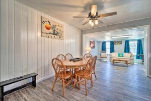 Posezení v ubytování Lubbock Home Furnished Patio Less Than 5 Mi to Dtwn!