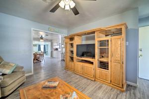 TV a/nebo společenská místnost v ubytování Lubbock Home Furnished Patio Less Than 5 Mi to Dtwn!