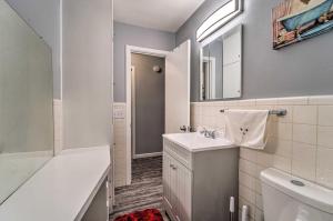 Koupelna v ubytování Lubbock Home Furnished Patio Less Than 5 Mi to Dtwn! + 23 fotografií