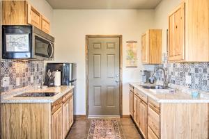 Kuchyň nebo kuchyňský kout v ubytování Cozy Elgin Casita with Gas Grill Pets Welcome!