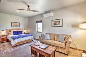 Gallery image of Cozy Elgin Casita with Gas Grill Pets Welcome! in Elgin