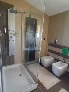 W łazience znajduje się prysznic, toaleta i umywalka. w obiekcie Open house w mieście Campofelice di Roccella