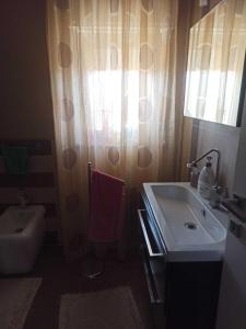 W łazience znajduje się umywalka, toaleta i prysznic. w obiekcie Open house w mieście Campofelice di Roccella