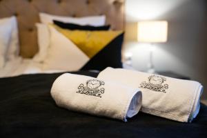 Łóżko lub łóżka w pokoju w obiekcie Apartamenty Pod Zegarem