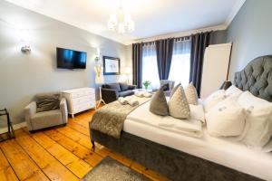 Televízia a/alebo spoločenská miestnosť v ubytovaní Apartamenty Pod Zegarem + 23 fotografií