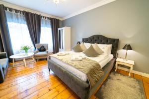 sypialnia z dużym łóżkiem i salonem w obiekcie Apartamenty Pod Zegarem w mieście Mikołajki