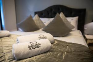 Łóżko lub łóżka w pokoju w obiekcie Apartamenty Pod Zegarem