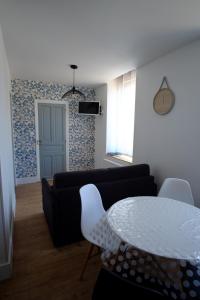 een woonkamer met een tafel en een bank bij Villa Jean Julien - Le Capucin - Appartement T1 - 1 chambres - 4 personnes in Le Mont-Dore