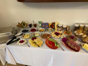una mesa con muchos platos de comida. en Willa Pod Lipami, en Świnoujście