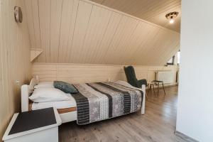 a bedroom with a bed in a room at Apartamenty na wzgórzu in Krościenko