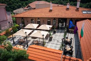 una vista sul soffitto di un patio con tavoli e ombrelloni di Bey House Royal Hotel a Veliko Tŭrnovo