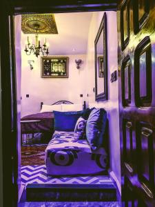 Cama en habitación con habitación púrpura en Dar Rihanne en Fez