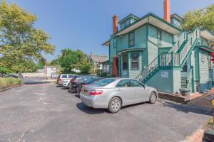 un'auto parcheggiata in un parcheggio di fronte a una casa di Captain Mey's Inn a Cape May