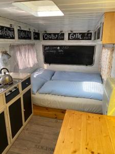 Una cama o camas en una habitación de Cozy caravan next to minizoo