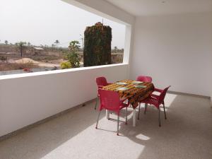 斯基灵角Khelkom.lodge的有窗户的房间里有一张桌子和几把椅子