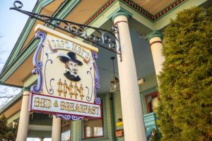 un cartello sul lato di un edificio di Captain Mey's Inn a Cape May Altre 8 foto