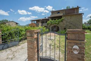 un portail en face d'un vignoble dans l'établissement Borgo da Vinci, à Volterra