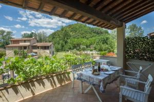 a patio with a table and chairs on a balcony at Borgo da Vinci in Volterra