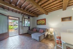 a living room with a couch and a table at Borgo da Vinci in Volterra