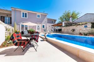 Bazén v ubytování Holiday Home Fradelani nebo v jeho okolí