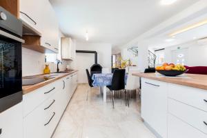 Kuchyň nebo kuchyňský kout v ubytování Holiday Home Fradelani
