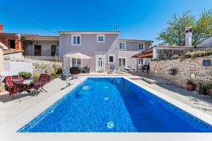 Bazén v ubytování Holiday Home Fradelani nebo v jeho okolí