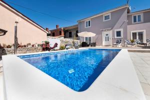 Bazén v ubytování Holiday Home Fradelani nebo v jeho okolí