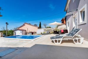 Bazén v ubytování Holiday Home Fradelani nebo v jeho okolí