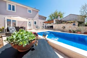 Bazén v ubytování Holiday Home Fradelani nebo v jeho okolí