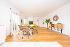 uma sala de jantar com uma mesa e cadeiras num quarto em Apartamento situado no centro histórico da cidade em Setúbal