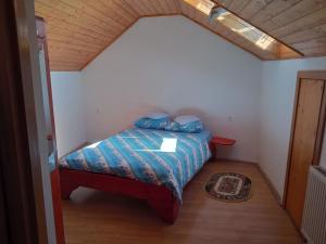 1 dormitorio con 1 cama en una habitación pequeña en Casa Spatar, en Sibiu