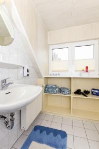 Bilik mandi di haus-sand-am-meer +48 gambar