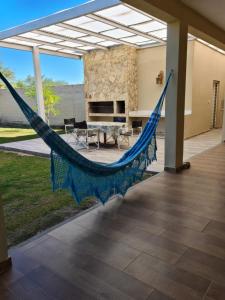 eine Hängematte auf einer Terrasse mit Kamin in der Unterkunft Casa de Campo in Yanda