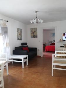 Televízia a/alebo spoločenská miestnosť v ubytovaní Piso De La Ermita