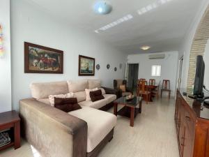 - un salon avec un canapé et une table dans l'établissement Aires de Regla, Apartamentos Living Sur, à Chipiona