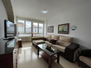 - un salon avec un canapé et une table basse dans l'établissement Aires de Regla, Apartamentos Living Sur, à Chipiona