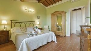 een slaapkamer met een bed en een dressoir in een kamer bij Pesci in Gaiole in Chianti +33 foto's