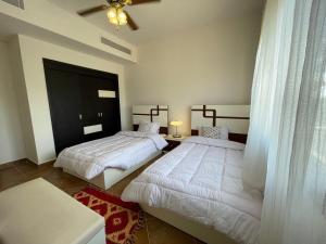Marassi North Coast Standalone Villa 54 Vectoria tesisinde bir odada yatak veya yataklar