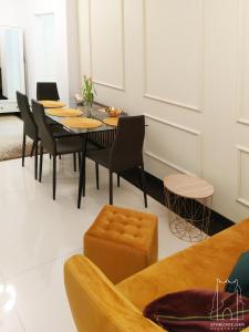 una sala da pranzo con tavolo e sedie di Staromiejska Apartamenty a Sandomierz