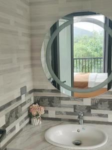 Sun Blush Villas & Resort Hòa Bình في Hòa Bình: حمام مع حوض ومرآة