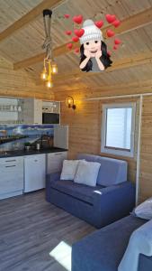 Domki Marcus في روفي: غرفة معيشة مع أريكة زرقاء في مطبخ