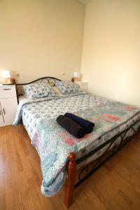 a bedroom with a bed with a wooden floor at Studio Indépendant Douceur Provençale in Montagnac