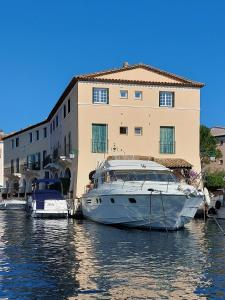 O edifício em que o barco se localiza