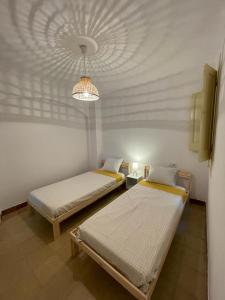 two beds in a room with a ceiling at Piso en la costa brava y al inicio del Pirineo in Portbou