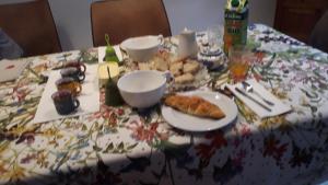 een tafel met een tafelkleed met voedsel erop bij Les Myrtilles in Thann